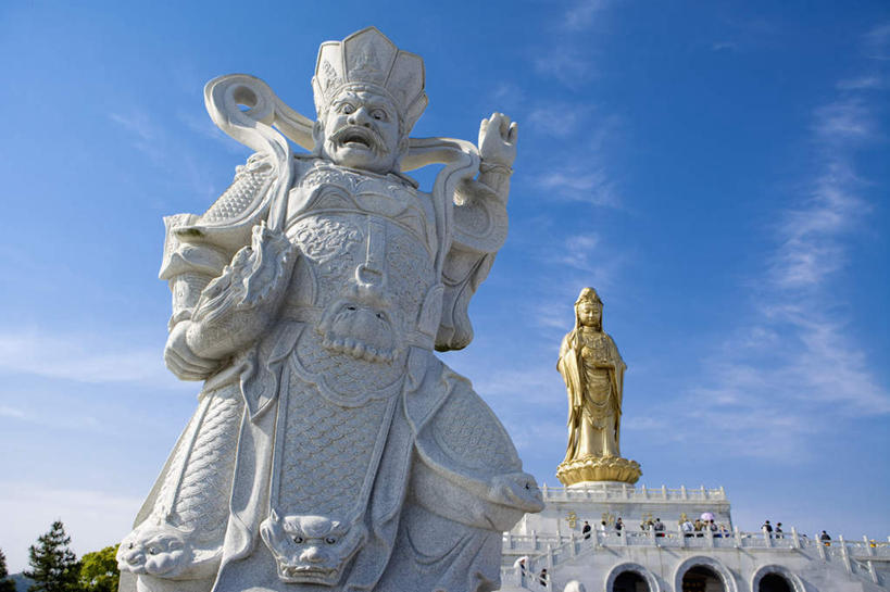 无人,两个人,寺庙,站,横图,室外,白天,仰视,民族服装,旅游,度假,名胜古迹,植物,标志建筑,地标,建筑,雕塑,中国,亚洲,阴影,节日,遗迹,艺术,装饰,光线,雕刻,雕像,影子,云,云朵,云彩,注视,古迹,文化,文物,娱乐,建设,古建筑,浙江,石雕,树,树木,浙江省,蓝色,绿色,白云,蓝天,天空,阳光,自然,工艺品,庙宇,天,观察,看,祈祷,站着,享受,休闲,健康,旅游胜地,放松,许愿,宗教,佛教,信仰,生长,晴朗,成长,观看,纪念,祈求,美术,察看,关注,主题,陈列,古文明,东亚,普陀区,普陀山,紫竹林,中华人民共和国,华东地区,浙,功能,美学,舟山,舟山市,释教,平安,男人,男性,中年男性,晴空,站立,半身,彩图,低角度拍摄,传统服装,民俗服,庙,寺