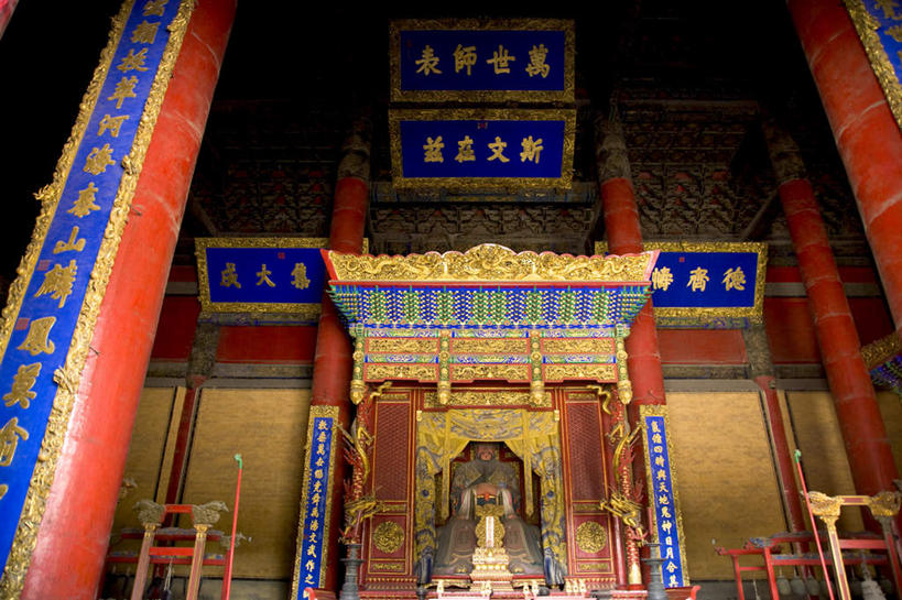 无人,家,寺庙,横图,室内,白天,仰视,旅游,度假,名胜古迹,标志建筑,地标,建筑,雕塑,中国,亚洲,节日,遗迹,艺术,装饰,标志,雕刻,牌匾,瓦片,文字,字符,房屋,屋子,燃烧,瓦,古迹,文化,文物,娱乐,标识,建设,古建筑,山东,楼房,住宅,香火,工艺品,庙宇,祈祷,享受,休闲,健康,汉字,旅游胜地,放松,许愿,宗教,建造,信仰,纪念,祈求,美术,中文,主题,陈列,古文明,东亚,屋瓦,曲阜,曲阜市,山东省,中华人民共和国,华东地区,功能,美学,国文,华文,鲁,平安,彩图,低角度拍摄,房子,庙,寺,文宪王庙,元圣庙,周公庙