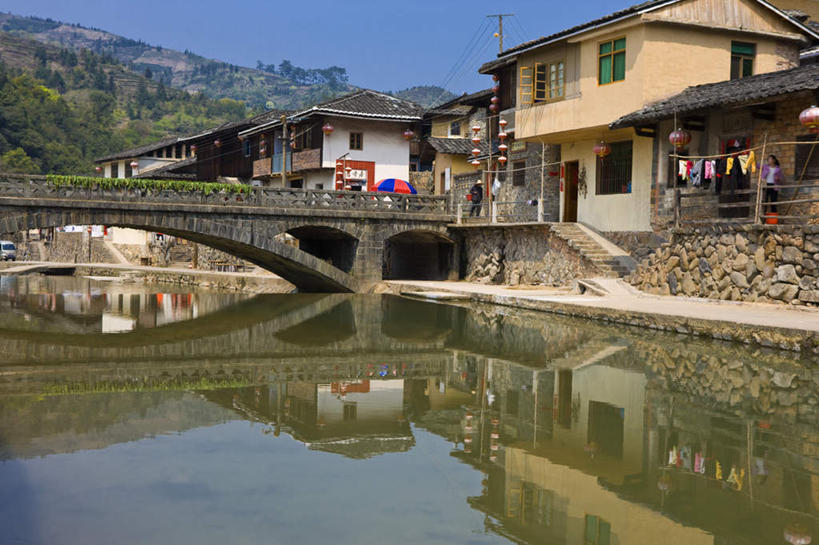 无人,家,横图,室外,白天,正面,度假,河流,石头,美景,山,山脉,树林,水,植物,城市风光,城市,中国,亚洲,阴影,光线,石子,影子,房屋,屋子,河水,景观,山峰,水流,公寓,桥,山峦,娱乐,石桥,洋房,楼房,拱桥,住宅,栈桥,树,树木,蓝色,绿色,蓝天,天空,阳光,自然,群山,天,享受,休闲,景色,放松,拱形,生长,晴朗,成长,人行桥,石拱桥,福建,东亚,福建省,南靖县,万里无云,中华人民共和国,华东地区,闽,漳州,漳州市,石块,晴空,晴空万里,彩图,房子,兰水县