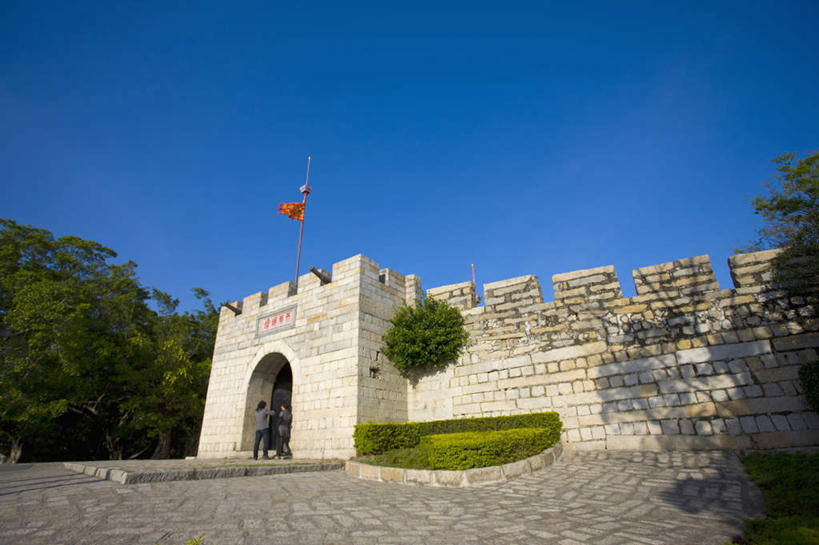 无人,横图,室外,白天,仰视,旅游,度假,草地,草坪,名胜古迹,植物,标志建筑,地标,建筑,旗帜,中国,亚洲,阴影,遗迹,光线,影子,堡垒,城堡,古迹,文物,娱乐,旗子,建设,古建筑,厦门,草,树,树木,蓝色,绿色,蓝天,天空,阳光,自然,天,享受,休闲,旅游胜地,放松,生长,晴朗,成长,要塞,福建,古文明,东亚,福建省,厦门市,万里无云,中华人民共和国,华东地区,闽,旌旗,旗号,设防,晴空,晴空万里,彩图,低角度拍摄,胡里山炮台,鹭岛,厦门岛
