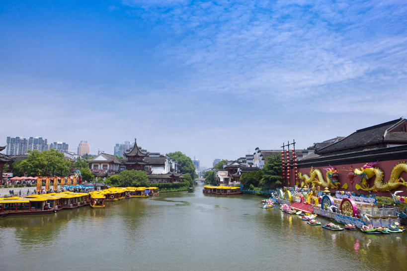 无人,寺庙,横图,室外,白天,正面,旅游,度假,河流,名胜古迹,水,植物,标志建筑,地标,建筑,南京,中国,亚洲,阴影,节日,遗迹,光线,影子,河水,水流,云,云朵,云彩,古迹,文化,文物,娱乐,建设,古建筑,江苏,树,树木,蓝色,绿色,白云,蓝天,天空,阳光,自然,庙宇,天,祈祷,享受,休闲,健康,旅游胜地,放松,许愿,宗教,佛教,信仰,生长,晴朗,成长,纪念,夫子庙,祈求,古文明,东亚,江苏省,南京市,中华人民共和国,华东地区,苏,省会,释教,南京夫子庙,平安,石头城,晴空,彩图,庙,寺