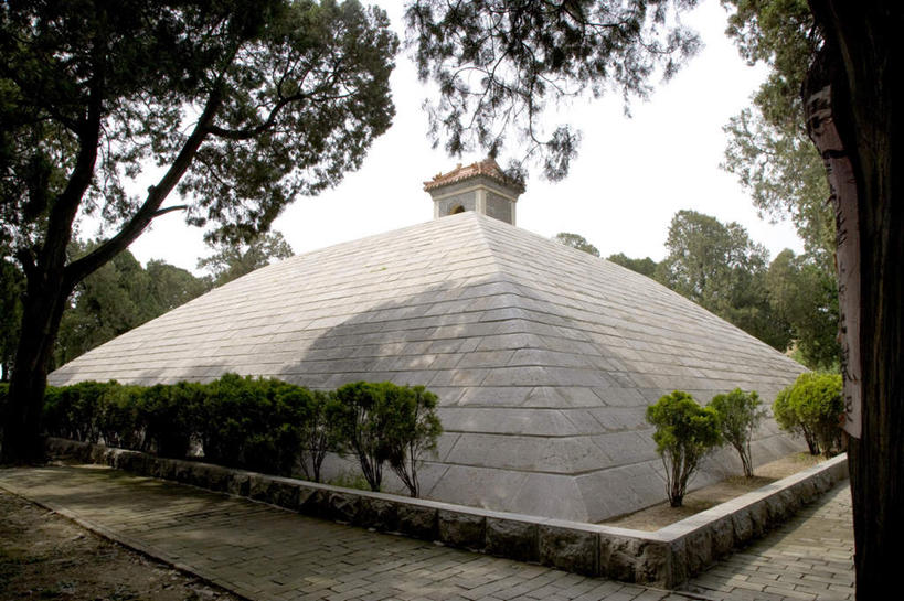 无人,横图,室外,白天,仰视,旅游,度假,名胜古迹,植物,标志建筑,地标,建筑,中国,亚洲,遗迹,古迹,文物,娱乐,建设,古建筑,山东,树,树木,绿色,自然,享受,休闲,墓地,旅游胜地,放松,生长,成长,坟墓,陵墓,坟场,古文明,东亚,曲阜,曲阜市,山东省,中华人民共和国,华东地区,鲁,彩图,低角度拍摄,古陵,少昊陵,云阳山,中国金字塔