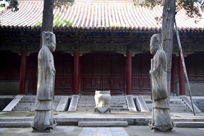 东方人,无人,两个人,家,站,横图,室外,白天,侧面,民族服装,旅游,度假,名胜古迹,植物,楼梯,标志建筑,地标,建筑,雕塑,中国,亚洲,遗迹,艺术,装饰,雕刻,雕像,房屋,阶梯,屋子,建筑群,注视,黄种人,古迹,文物,娱乐,建设,古建筑,山东,楼房,石雕,台阶,住宅,树,树木,绿色,自然,工艺品,观察,看,站着,享受,休闲,墓地,旅游胜地,瓦房,放松,生长,成长,观看,纪念,美术,察看,坟墓,陵墓,关注,主题,陈列,坟场,古文明,东亚,曲阜,曲阜市,山东省,中华人民共和国,华东地区,功能,美学,鲁,男人,男性,中年男性,亚洲人,站立,彩图,全身,传统服装,民俗服,房子,孔林,圣林