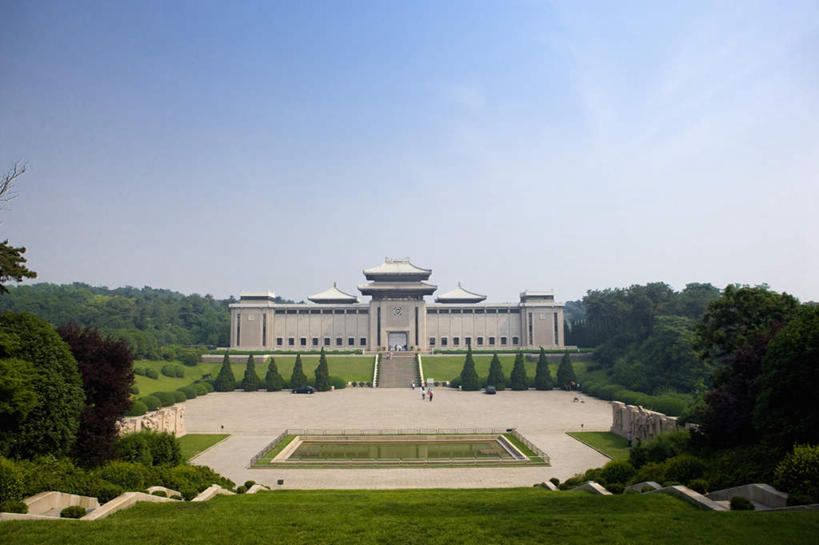 无人,横图,俯视,室外,白天,旅游,度假,草地,草坪,名胜古迹,植物,标志建筑,地标,建筑,南京,中国,亚洲,阴影,遗迹,光线,影子,纪念馆,古迹,文物,娱乐,建设,古建筑,江苏,草,树,树木,蓝色,绿色,蓝天,天空,阳光,自然,天,享受,休闲,墓地,旅游胜地,放松,生长,晴朗,成长,坟墓,陵墓,坟场,古文明,东亚,江苏省,南京市,雨花台,万里无云,中华人民共和国,华东地区,苏,省会,石头城,晴空,晴空万里,彩图,高角度拍摄,雨花台烈士陵园