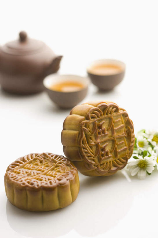 点心,月饼,无人,竖图,俯视,室内,特写,白天,白色背景,快乐,幸福,茶,中秋节,阴影,节日,朦胧,模糊,庆祝,盛开,反射,壶,影子,茶叶,料理,食品,面点,玛格丽特,饮品,花蕾,文化,娱乐,美食,水壶,雏菊,花,花瓣,花朵,鲜花,食物,糕点,茶壶,容器,花茶,花苞,花蕊,庆典,享受,休闲,温馨,中式,菊花,放松,活力,乐趣,保健,养生,摄影,影棚,纪念,希望,花草茶,舒适,坚强,和平,离别,延命菊,幸福花,春菊,马兰头花,香花茶,香片,熏花茶,暗恋,纯情,单恋,宫饼,胡饼,团圆饼,小饼,月团,天真,彩图,高角度拍摄,影棚拍摄,愉快,拍摄,八月会,八月节,拜月节,端正月,秋节,团圆节,月节,月夕