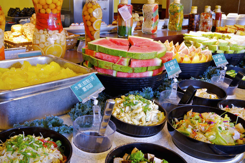 无人,餐厅,横图,室内,白天,正面,桌面,桌子,西瓜,蔬菜,水果,新鲜,木制,罐子,铁桶,桶,陶瓷,生食,蔬菜沙拉,沙拉,食品,陶瓷制品,色拉,沙律,玻璃制品,食物,玻璃瓶,木制品,瓶子,容器,碗,有机食品,绿色食品,色拉酱,储藏,便利,储存,千岛酱,自助餐厅,方便,寒瓜,彩图,餐馆,饭店,饭馆,贮存