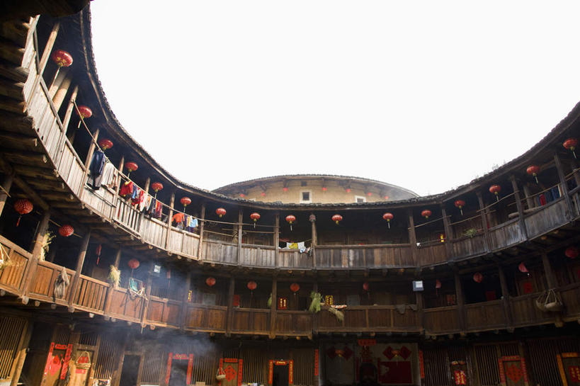 无人,家,横图,室外,白天,仰视,旅游,度假,名胜古迹,标志建筑,地标,建筑,照明,中国,亚洲,吊挂,悬挂,遗迹,灯笼,纸灯笼,房屋,屋子,挂,古迹,文物,娱乐,建设,古建筑,楼房,住宅,天空,灯具,天,享受,休闲,旅游胜地,放松,晴朗,照亮,照明设备,福建,古文明,东亚,土楼,福建省,南靖县,万里无云,中华人民共和国,华东地区,闽,漳州,漳州市,晴空,晴空万里,彩图,低角度拍摄,房子,福建土楼,客家土楼,客家土围楼,兰水县,圆形围屋