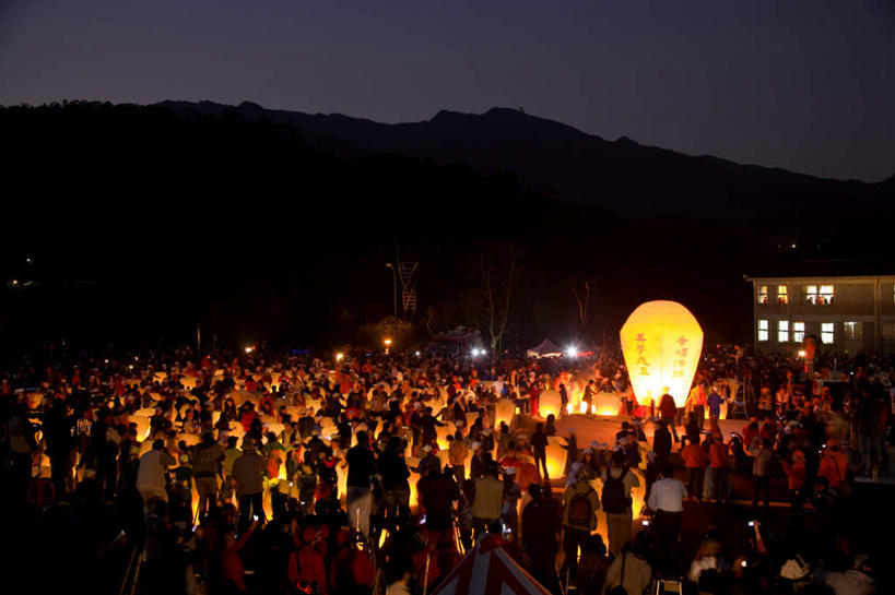 东方人,站,横图,俯视,室外,夜晚,山,山脉,蜡烛,照明,亚洲,行人,游客,游人,阴影,服装,节日,飘扬,反射,光线,灯笼,火焰,影子,纸灯笼,烛光,山峰,山峦,许多人,燃烧,注视,休闲装,黄种人,文化,路人,旅客,一个,衣服,灯具,群山,点燃,观察,看,祈祷,站着,一群人,休闲,健康,休闲服,许愿,服饰,单个,观看,纪念,祈求,照亮,察看,照明设备,关注,孔明灯,浮荡,飘拂,漂荡,飘零,过客,平安,男人,男性,年轻男性,年轻女性,女人,女性,亚洲人,抬头,仰头,站立,半身,彩图,高角度拍摄,天灯,飘荡