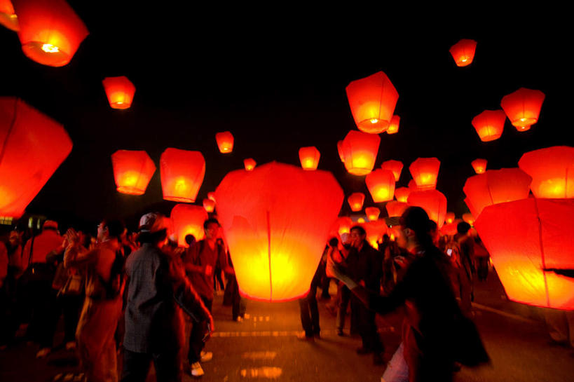 东方人,站,横图,室外,夜晚,正面,蜡烛,照明,亚洲,行人,游客,游人,阴影,服装,节日,飘扬,反射,光线,灯笼,火焰,影子,纸灯笼,烛光,许多人,燃烧,注视,休闲装,黄种人,文化,路人,旅客,一个,衣服,灯具,点燃,观察,看,祈祷,站着,一群人,休闲,健康,休闲服,许愿,服饰,单个,观看,纪念,祈求,照亮,察看,照明设备,关注,孔明灯,浮荡,飘拂,漂荡,飘零,过客,平安,男人,男性,年轻男性,年轻女性,女人,女性,亚洲人,抬头,仰头,站立,半身,彩图,天灯,飘荡