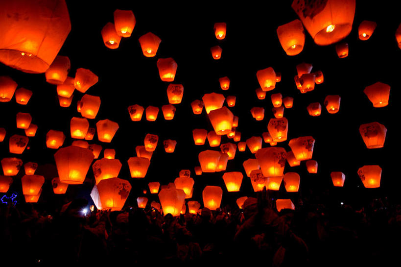 东方人,站,横图,室外,夜晚,仰视,蜡烛,照明,亚洲,行人,游客,游人,阴影,服装,节日,飘扬,反射,光线,灯笼,火焰,影子,纸灯笼,烛光,许多人,燃烧,注视,休闲装,黄种人,文化,路人,旅客,一个,衣服,灯具,点燃,观察,看,祈祷,站着,一群人,休闲,健康,休闲服,许愿,服饰,单个,观看,纪念,祈求,照亮,察看,照明设备,关注,孔明灯,浮荡,飘拂,漂荡,飘零,过客,平安,男人,男性,年轻男性,年轻女性,女人,女性,亚洲人,抬头,仰头,站立,半身,彩图,低角度拍摄,天灯,飘荡