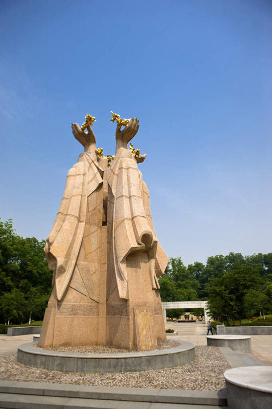 无人,竖图,室外,白天,仰视,度假,美景,树林,植物,城市风光,标志建筑,城市,地标,建筑,雕塑,南京,中国,亚洲,阴影,艺术,装饰,光线,雕刻,雕像,影子,景观,建筑群,娱乐,建设,江苏,树,树木,蓝色,绿色,蓝天,天空,阳光,自然,工艺品,天,享受,休闲,景色,放松,生长,晴朗,成长,纪念,美术,主题,陈列,东亚,江苏省,南京市,雨花台,万里无云,中华人民共和国,华东地区,苏,省会,功能,美学,石头城,晴空,晴空万里,彩图,低角度拍摄