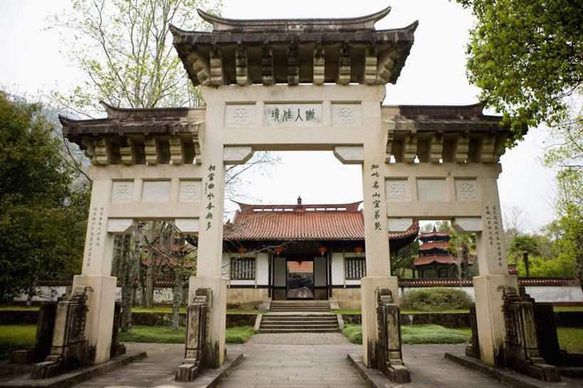 无人,家,横图,室外,白天,仰视,旅游,度假,名胜古迹,植物,标志建筑,地标,建筑,雕塑,武夷山,中国,亚洲,遗迹,艺术,装饰,标志,雕刻,牌匾,瓦片,文字,字符,房屋,屋子,牌坊,牌楼,瓦,古迹,文化,文物,娱乐,标识,建设,古建筑,楼房,住宅,树,树木,绿色,自然,工艺品,享受,休闲,汉字,旅游胜地,瓦房,放松,建造,生长,成长,纪念,美术,祭祀,中文,主题,表彰,荣誉,陈列,福建,古文明,东亚,屋瓦,福建省,中华人民共和国,华东地区,功能,美学,国文,华文,荣耀,闽,彩图,低角度拍摄,房子,碧水丹山,福建第一名山,奇秀甲东南,武夷山市,传统文化