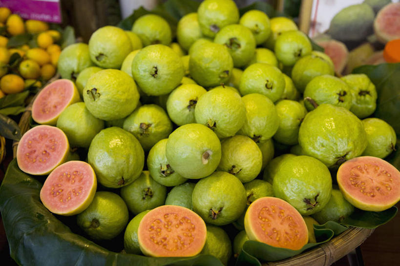 无人,横图,俯视,室内,特写,白天,水果,一堆,许多,切开,阴影,堆叠,堆积,新鲜,反射,影子,生食,食品,果实,芭乐,食物,切,番石榴,有机食品,绿色食品,堆,剖面,切面,拔子,番石榴子,彩图,高角度拍摄