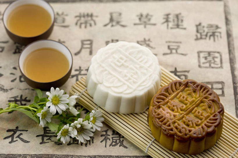 点心,月饼,无人,横图,俯视,室内,特写,白天,快乐,幸福,茶,杯子,中秋节,阴影,节日,庆祝,艺术,盛开,反射,标志,书法,文字,席子,影子,纸,字符,茶叶,料理,食品,面点,玛格丽特,饮品,花蕾,文化,娱乐,标识,美食,雏菊,花,花瓣,花朵,鲜花,食物,糕点,水杯,花茶,花苞,花蕊,庆典,享受,休闲,温馨,中式,汉字,菊花,放松,活力,乐趣,保健,养生,纪念,希望,花草茶,舒适,坚强,中文,毛笔字,宣纸,和平,离别,延命菊,幸福花,春菊,马兰头花,国文,华文,香花茶,香片,熏花茶,暗恋,纯情,单恋,宫饼,胡饼,团圆饼,小饼,月团,纸寿千年,纸中之王,泾县纸,天真,茶杯,彩图,高角度拍摄,愉快,中国书法,八月会,八月节,拜月节,端正月,秋节,团圆节,月节,月夕