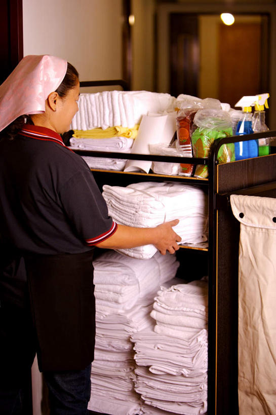 东方人,一个人,清洁工,宾馆,站,捧,笑,微笑,露齿笑,竖图,室内,白天,工作服,制服,袋子,亚洲,仅一个女性,仅一个人,纺织物,头巾,推车,麻袋,注视,黄种人,背面,容器,手推车,毛巾,观察,看,清洁,站着,仅一个中年女性,观看,储藏,保暖,察看,储存,关注,载具,清洁员,保洁员,透气,防水,清洁人员,工作制服,餐车,储水,耐磨,吸水,女人,女性,中年女性,亚洲人,清洁工人,端,端着,捧着,手捧,站立,半身,彩图,工作套服,客店,客栈,旅店,旅馆,旅舍,汽车旅馆,茶水车,点心车,服务车,酒水车,送餐车,贮存