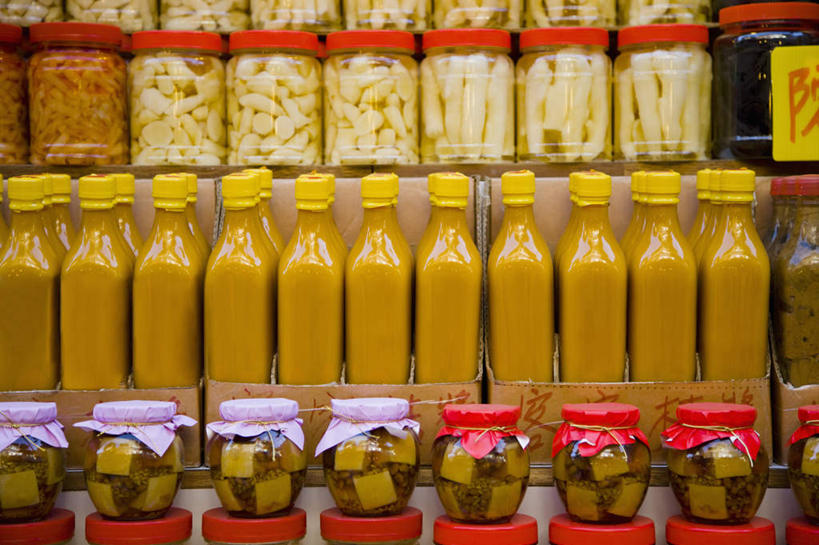 豆腐,无人,横图,室外,特写,白天,正面,桌面,桌子,玻璃,许多,阴影,反射,木制,影子,货架,架子,玻璃制品,排列,玻璃瓶,木制品,瓶子,豆制品,陈列架,豆腐乳,广口瓶,超市货架,摆列,彩图,腐乳,猫乳,南乳,布列,分列