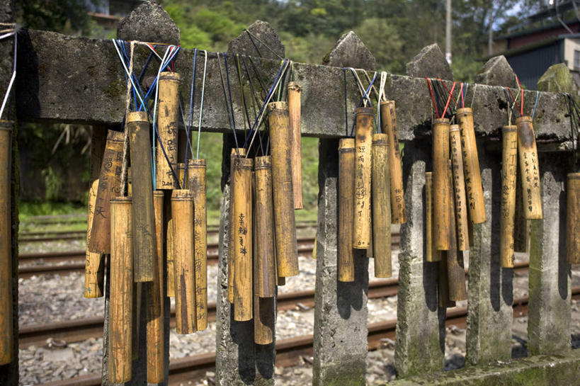 无人,栏杆,横图,室外,白天,正面,度假,纯洁,美景,植物,城市风光,城市,路,铁路,竹子,台湾,中国,亚洲,吊挂,悬挂,景观,围栏,轨道,交通,铁轨,挂,娱乐,护栏,树,树木,绿色,自然,享受,休闲,景色,放松,运输,生长,成长,高雅,东亚,台北县,港澳台,中华人民共和国,奉献,质朴,正直,台湾省,担当,新北,新北市,竹,彩图,平溪区,奋进,操守,四君子,岁寒三友,性坚,虚怀,虚心,善群,卓尔,台