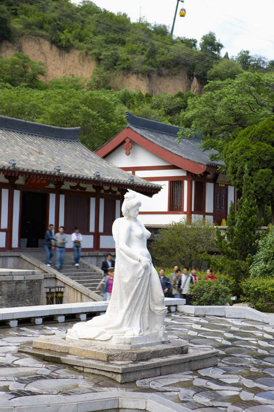 东方人,一个人,无人,音乐家,家,站,竖图,室外,白天,正面,民族服装,旅游,度假,名胜古迹,山,山脉,树林,植物,标志建筑,地标,建筑,雕塑,西安,中国,亚洲,仅一个女性,仅一个人,阴影,遗迹,艺术,装饰,光线,雕刻,雕像,影子,房屋,屋子,山峰,山峦,注视,黄种人,古迹,文物,娱乐,建设,古建筑,楼房,石雕,住宅,树,树木,蓝色,绿色,蓝天,天空,阳光,自然,工艺品,群山,天,观察,看,站着,仅一个中年女性,享受,休闲,旅游胜地,瓦房,放松,生长,晴朗,成长,观看,纪念,美术,察看,关注,主题,陈列,古文明,东亚,陕西,陕西省,华清宫,华清池,西安市,临潼,骊山,杨贵妃,杨玉环,万里无云,中华人民共和国,省会,功能,美学,西北地区,陕,女人,女性,中年女性,亚洲人,晴空,晴空万里,舞蹈家,站立,彩图,全身,传统服装,民俗服,房子,贵妃,杨太真,古代四大美女,临潼区