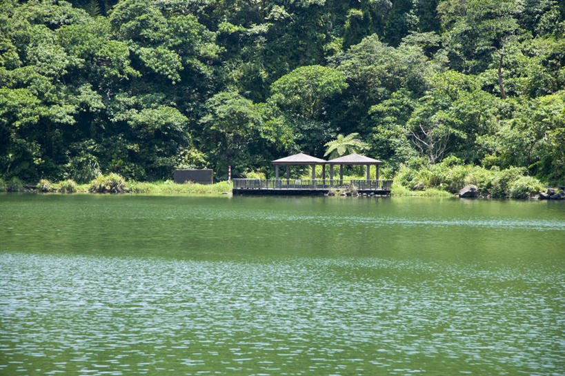 无人,家,木屋,横图,室外,白天,正面,旅游,度假,湖,湖泊,美景,树林,水,植物,台湾,中国,亚洲,湖面,景观,水流,水面,娱乐,住宅,树,树木,绿色,自然,湖水,享受,休闲,景色,放松,生长,成长,自然风光,东亚,龟山岛,火山岛,港澳台,中华人民共和国,台湾省,彩图,茅舍,茅屋,棚屋,小木屋,小屋,宜兰县,台