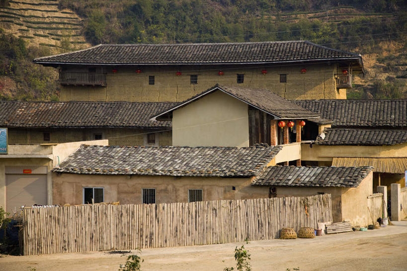 无人,家,横图,室外,白天,正面,旅游,度假,名胜古迹,山,山脉,树林,植物,标志建筑,地标,建筑,中国,亚洲,遗迹,房屋,屋子,山峰,建筑群,山峦,古迹,文物,娱乐,建设,古建筑,楼房,住宅,树,树木,绿色,自然,群山,享受,休闲,旅游胜地,放松,生长,成长,福建,古文明,东亚,土楼,福建省,南靖县,中华人民共和国,华东地区,闽,漳州,漳州市,彩图,房子,福建土楼,客家土楼,客家土围楼,兰水县,圆形围屋