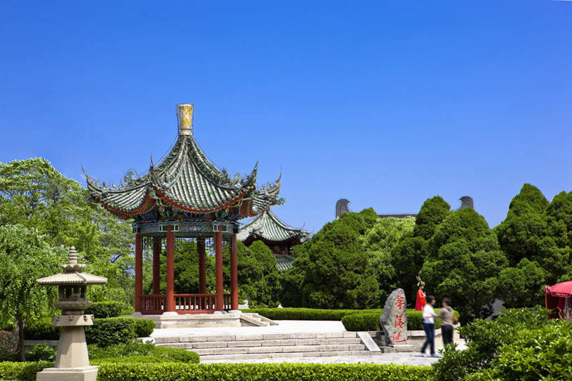 东方人,一个人,走,横图,室外,白天,侧面,旅游,度假,名胜古迹,树林,植物,标志建筑,地标,建筑,照明,雕塑,西安,中国,亚洲,仅一个男性,仅一个人,阴影,服装,遗迹,艺术,装饰,光线,雕刻,雕像,影子,亭子,灯光,注视,休闲装,黄种人,古迹,文物,娱乐,建设,古建筑,石雕,石刻,灯,树,树木,仅一个年轻男性,衣服,蓝色,绿色,蓝天,天空,阳光,自然,石碑,工艺品,灯具,天,观察,看,享受,休闲,休闲服,旅游胜地,放松,服饰,生长,晴朗,成长,观看,纪念,照亮,美术,察看,照明设备,关注,主题,陈列,古文明,东亚,陕西,陕西省,华清宫,华清池,西安市,临潼,骊山,万里无云,中华人民共和国,省会,功能,美学,西北地区,陕,男人,男性,年轻男性,亚洲人,晴空,晴空万里,步行,散步,走路,彩图,全身,石灯,临潼区