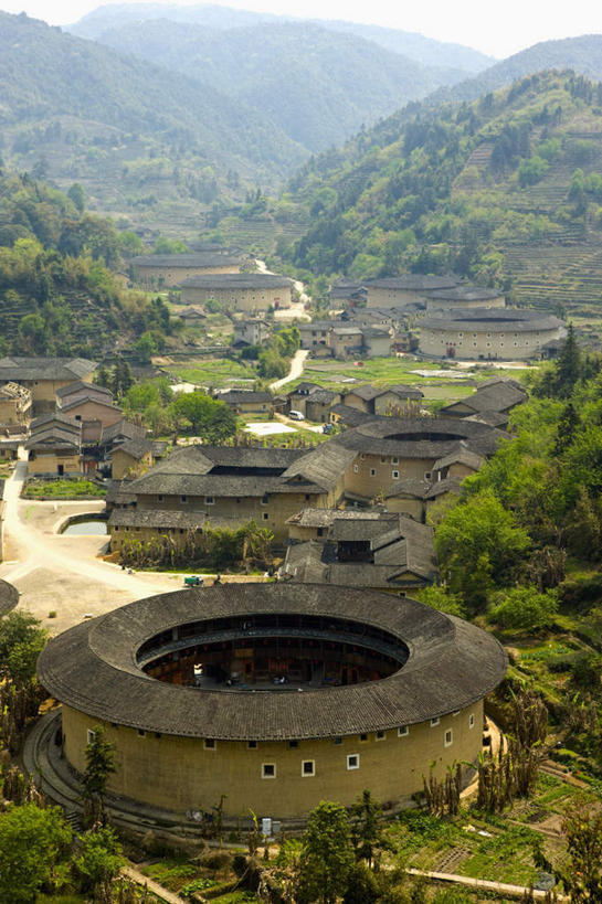 无人,家,竖图,俯视,室外,白天,旅游,度假,名胜古迹,山,山脉,树林,植物,标志建筑,地标,建筑,中国,亚洲,遗迹,房屋,屋子,山峰,建筑群,山峦,古迹,文物,娱乐,建设,古建筑,楼房,住宅,树,树木,绿色,自然,群山,享受,休闲,旅游胜地,放松,生长,成长,福建,古文明,东亚,土楼,福建省,南靖县,中华人民共和国,华东地区,闽,漳州,漳州市,彩图,高角度拍摄,房子,福建土楼,客家土楼,客家土围楼,兰水县,圆形围屋
