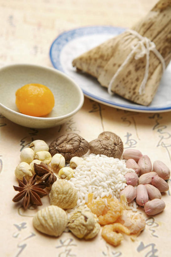 无人,竖图,俯视,室内,特写,白天,桌面,桌子,浆果,蔬菜,餐具,叶子,端午节,一堆,许多,阴影,堆叠,堆积,节日,庆祝,新鲜,反射,木制,碟子,粉末,盘,影子,陶瓷,菌菇,蘑菇,粽叶,板栗,蛋黄,调味,栗子,面粉,香料,佐料,食品,坚果,果实,绿叶,毛栗子,陶瓷制品,粮食,粽子,菌类,文化,食物,盘子,木制品,容器,碟,碗,茴香,庆典,嫩叶,粉,食用菌,有机食品,绿色食品,纪念,储藏,堆,农产品,八角,八角茴香,大茴香,储存,原材料,箬叶,芦苇叶,八月珠,舶茴香,大料,作料,角黍,筒粽,粉状,毛栗,栗果,栗楔,川楝子,金铃子,苦楝子,楝果子,楝实,楝子,土楝实,土楝子,叶,叶片,彩图,高角度拍摄,贮存