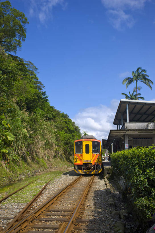 无人,家,竖图,室外,白天,正面,度假,美景,山,山脉,植物,城市风光,城市,路,铁路,火车,车站,台湾,中国,亚洲,一辆,房屋,屋子,景观,山峰,公寓,轨道,站台,交通,铁轨,山峦,娱乐,洋房,楼房,月台,住宅,车,树,树木,绿色,自然,交通工具,群山,享受,休闲,景色,放松,运输,生长,成长,载具,东亚,台北县,港澳台,中华人民共和国,台湾省,新北,新北市,彩图,房子,平溪区,台