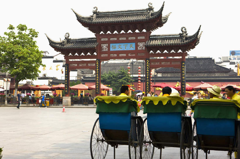 东方人,三个人,坐,横图,室外,白天,度假,美景,植物,城市风光,标志建筑,城市,地标,建筑,南京,中国,亚洲,三辆,一排,行人,游客,游人,整齐,景观,建筑群,牌坊,牌楼,黄包车,黄种人,文化,娱乐,建设,江苏,路人,旅客,车,树,树木,排列,背面,绿色,自然,交通工具,人力车,享受,休闲,景色,放松,生长,成长,纪念,夫子庙,祭祀,队列,载具,表彰,荣誉,东亚,江苏省,南京市,中华人民共和国,华东地区,苏,省会,荣耀,过客,南京夫子庙,男人,男性,年轻男性,年轻女性,女人,女性,亚洲人,石头城,坐着,彩图,全身,传统文化