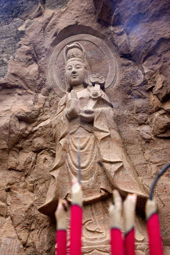 一个人,无人,站,竖图,室外,白天,仰视,民族服装,石头,峡谷,蜡烛,雕塑,武夷山,中国,亚洲,仅一个年轻女性,仅一个女性,仅一个人,节日,艺术,装饰,雕刻,雕像,石子,烟雾,山谷,燃烧,注视,文化,石雕,佛香,香火,香烛,工艺品,观察,看,祈祷,站着,健康,许愿,宗教,信仰,烧香,观看,纪念,祈求,美术,察看,岩层,关注,主题,陈列,福建,东亚,福建省,中华人民共和国,华东地区,功能,美学,闽,平安,年轻女性,女人,女性,石块,岩石,站立,彩图,低角度拍摄,全身,传统服装,民俗服,虎啸岩,虎啸岩风景区,灵岩,武夷山市