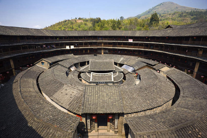 无人,家,横图,俯视,室外,白天,旅游,度假,名胜古迹,山,山脉,树林,植物,标志建筑,地标,建筑,中国,亚洲,阴影,遗迹,光线,影子,房屋,屋子,山峰,建筑群,山峦,古迹,文物,娱乐,建设,古建筑,楼房,住宅,树,树木,蓝色,绿色,蓝天,天空,阳光,自然,群山,天,享受,休闲,旅游胜地,放松,生长,晴朗,成长,福建,古文明,东亚,土楼,福建省,永定县,万里无云,中华人民共和国,华东地区,闽,龙岩,龙岩市,晴空,晴空万里,彩图,高角度拍摄,房子,福建土楼,客家土楼,客家土围楼,圆形围屋