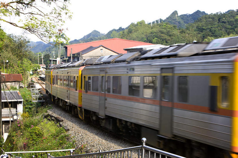 无人,家,横图,室外,白天,正面,度假,美景,山,山脉,树林,植物,城市风光,城市,火车,台湾,中国,亚洲,一辆,房屋,屋子,景观,山峰,公寓,山峦,娱乐,洋房,楼房,住宅,车,树,树木,蓝色,绿色,蓝天,天空,自然,交通工具,群山,天,享受,休闲,景色,放松,生长,晴朗,成长,载具,东亚,台北县,万里无云,港澳台,中华人民共和国,台湾省,新北,新北市,晴空,晴空万里,彩图,房子,平溪区,台