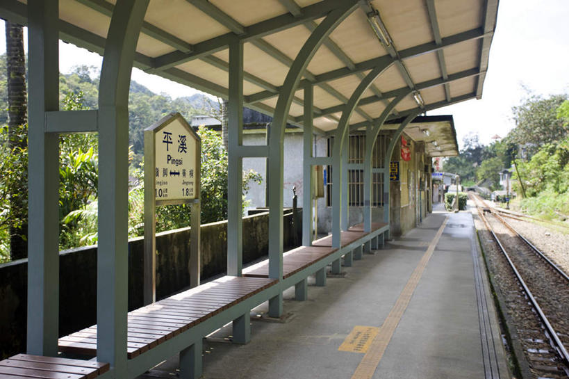 无人,横图,室外,白天,正面,度假,美景,树林,植物,城市风光,城市,路,铁路,指示牌,车站,台湾,中国,亚洲,阴影,光线,标志,文字,影子,景观,轨道,站台,交通,铁轨,娱乐,标识,月台,树,树木,蓝色,绿色,蓝天,天空,阳光,自然,天,享受,休闲,景色,放松,运输,生长,晴朗,成长,东亚,台北县,万里无云,港澳台,中华人民共和国,台湾省,新北,新北市,晴空,晴空万里,彩图,平溪区,台