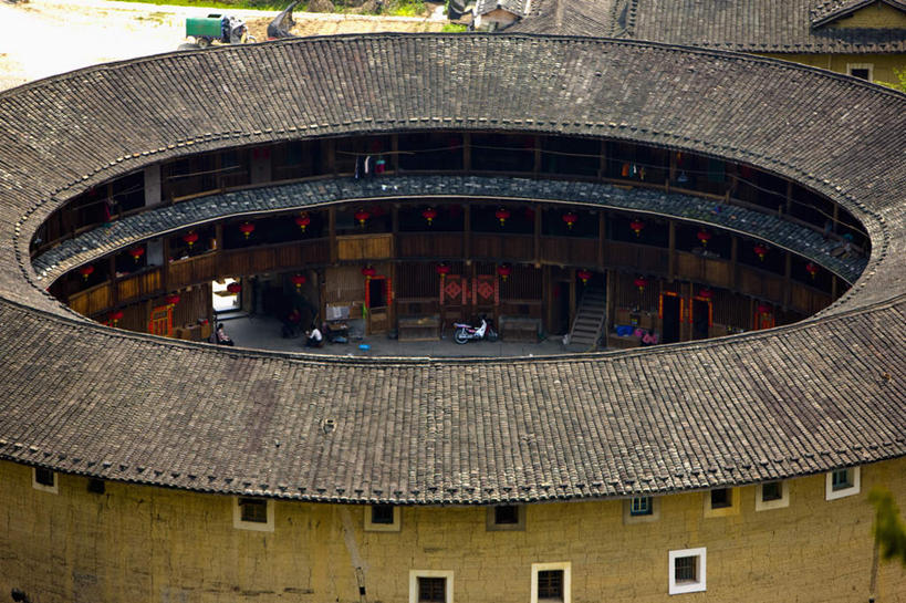 无人,家,横图,俯视,室外,白天,旅游,度假,名胜古迹,窗户,标志建筑,地标,建筑,中国,亚洲,遗迹,瓦片,房屋,墙,屋子,瓦,古迹,文物,娱乐,建设,古建筑,楼房,玻璃窗,墙壁,墙面,住宅,黄色,享受,休闲,旅游胜地,放松,建造,福建,古文明,东亚,屋瓦,土楼,福建省,南靖县,中华人民共和国,华东地区,闽,漳州,漳州市,彩图,高角度拍摄,房子,福建土楼,客家土楼,客家土围楼,兰水县,圆形围屋