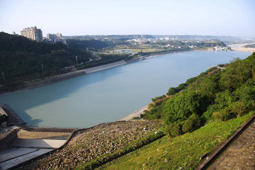 无人,横图,室外,白天,正面,旅游,度假,灌溉,湖,湖泊,美景,树林,水,植物,建筑,台湾,中国,亚洲,蓄水,阴影,光线,影子,地平线,湖面,景观,水流,水面,辽阔,地面,娱乐,建设,水坝,水库,树,树木,蓝色,绿色,蓝天,天空,阳光,自然,湖水,天,享受,休闲,广阔,发电,景色,放松,生长,晴朗,成长,一望无际,自然风光,延伸,东亚,坝,航运,桃园县,石门水库,万里无云,港澳台,中华人民共和国,天地相交,防洪,供水,水力发电,台湾省,无边无际,一马平川,晴空,晴空万里,彩图,桃园,龙潭乡,台