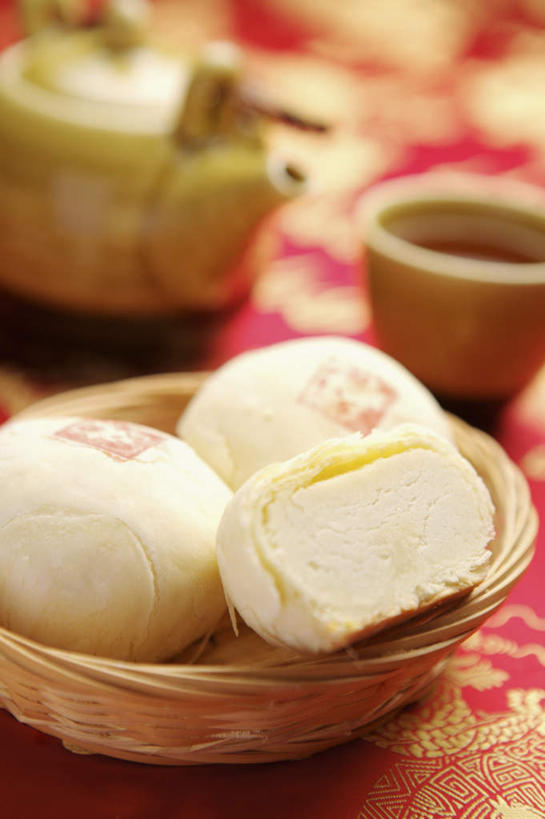 点心,无人,竖图,俯视,室内,特写,白天,幸福,茶,桌面,桌子,餐具,切开,阴影,朦胧,模糊,反射,木制,布料,碟子,壶,盘,影子,纸,陶瓷,茶叶,料理,食品,陶瓷制品,布纹,娱乐,美食,水壶,桌布,食物,糕点,盘子,餐巾,茶壶,木制品,容器,碟,台布,碗,切,享受,休闲,温馨,中式,放松,乐趣,储藏,提神,舒适,储存,醒脑,剖面,切面,彩图,高角度拍摄,凤梨酥,旺来,贮存