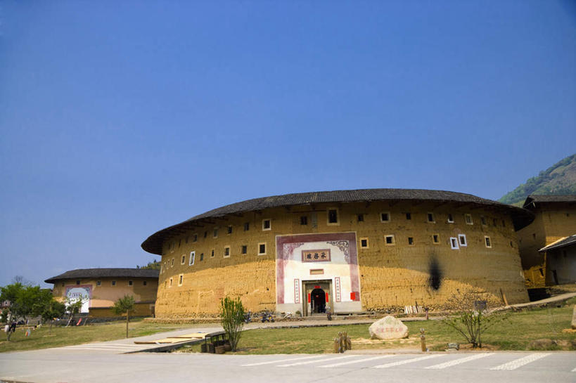 无人,家,横图,室外,白天,仰视,旅游,度假,草地,草坪,名胜古迹,植物,标志建筑,地标,建筑,中国,亚洲,阴影,遗迹,光线,影子,房屋,屋子,古迹,文物,娱乐,建设,古建筑,楼房,住宅,草,树,树木,蓝色,绿色,蓝天,天空,阳光,自然,天,享受,休闲,旅游胜地,放松,生长,晴朗,成长,福建,古文明,东亚,土楼,福建省,永定县,万里无云,中华人民共和国,华东地区,闽,龙岩,龙岩市,晴空,晴空万里,彩图,低角度拍摄,房子,福建土楼,客家土楼,客家土围楼,圆形围屋