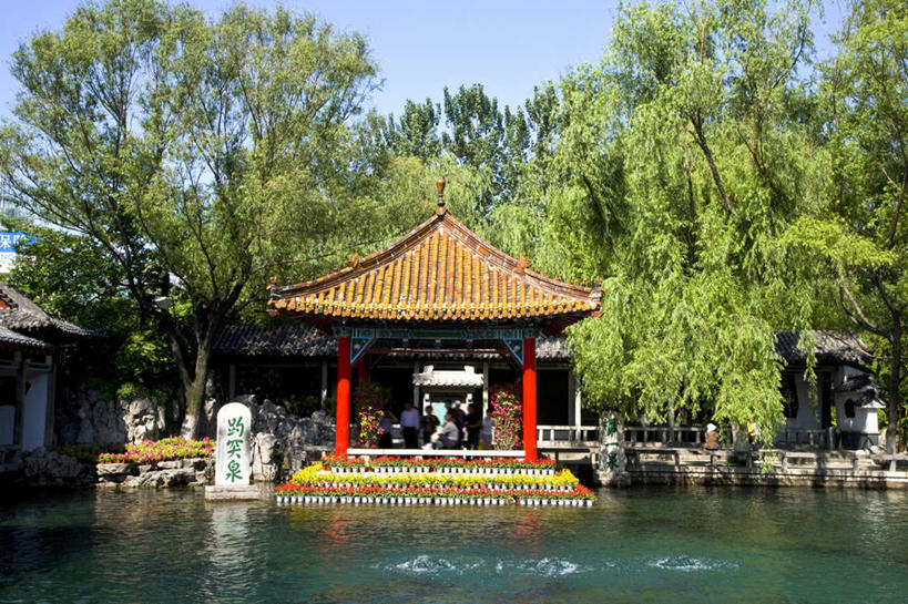 无人,公园,横图,室外,白天,正面,旅游,度假,美景,植物,建筑,雕塑,中国,亚洲,阴影,艺术,装饰,光线,标志,雕刻,牌匾,瓦片,文字,影子,字符,屋顶,池塘,景观,水池,顶棚,瓦,文化,娱乐,标识,山东,树,树木,蓝色,绿色,倒影,蓝天,天空,阳光,自然,工艺品,天,享受,休闲,汉字,景色,放松,建造,生长,晴朗,成长,纪念,美术,倒映,中文,自然风光,主题,陈列,东亚,屋瓦,山东省,济南,万里无云,中华人民共和国,华东地区,省会,功能,美学,国文,华文,鲁,济南市,反照,晴空,晴空万里,彩图,趵突泉公园