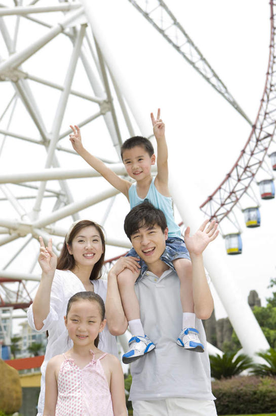 东方人,儿童,四个人,家庭,夫妻,母亲,父亲,女儿,儿子,站,举,笑,微笑,露齿笑,竖图,室外,白天,正面,裙子,爱情,游戏,纯洁,智慧,草地,草坪,植物,亚洲,突出,连衣裙,服装,摩天轮,浪漫,玩,注视,休闲装,黄种人,娱乐,称赞,表扬,草,树,树木,小孩,骑,衣服,绿色,自然,观察,看,扛,手势,托,站着,休闲,温暖,温馨,父女,父子,母女,母子,一家人,休闲服,恩爱,父爱,可爱,母爱,竖,童年,童趣,恋人,服饰,游乐设施,生长,成长,观看,活动,翘,高,和睦,察看,夸奖,优秀,发泄,关注,消遣,智力,童真,烂漫,无邪,好,妙,顺利,出色,超群,杰出,卓越,奇妙,费里斯大转轮,宣泄,游艺设施,扛在肩上,骑在肩上,聪明,天真,男孩,男人,男性,年轻女性,女孩,女人,女性,中年男性,亚洲人,孩子,年轻人,大拇指,夫妇,情侣,举起,举手,举着,玩耍,嬉戏,向上举,向上伸,向上托,站立,半身,彩图,伴侣,融洽,男生,女生