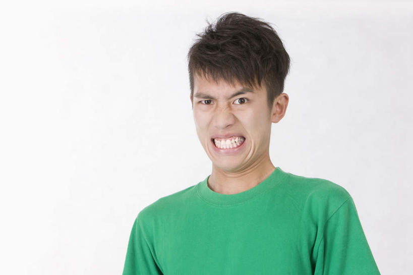 东方人,脸,头,脸颊,头发,一个人,站,横图,室内,特写,白天,白色背景,正面,亚洲,仅一个男性,仅一个人,阴影,服装,反射,影子,注视,休闲装,黄种人,肩膀,仅一个年轻男性,衣服,绿色,黑色,观察,看,站着,休闲,休闲服,摄影,服饰,影棚,观看,咬牙切齿,察看,关注,男人,男性,年轻男性,亚洲人,头部,直发,脸部,脸蛋,面部,站立,半身,彩图,影棚拍摄,拍摄,短发