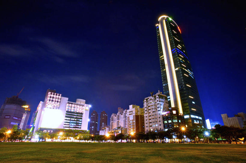 无人,高楼大厦,横图,室外,夜晚,仰视,度假,草地,草坪,美景,植物,城市风光,城市,大厦,道路,建筑,路,路灯,摩天大楼,夜景,公路,照明,台湾,中国,亚洲,阴影,光线,影子,景观,建筑群,灯光,交通,娱乐,建设,灯,草,树,树木,绿色,自然,享受,休闲,景色,放松,生长,成长,照亮,照明设备,东亚,港澳台,中华人民共和国,台湾省,台中,台中市,马路,彩图,低角度拍摄,大楼,高层建筑,高楼,摩天楼,市民广场,台