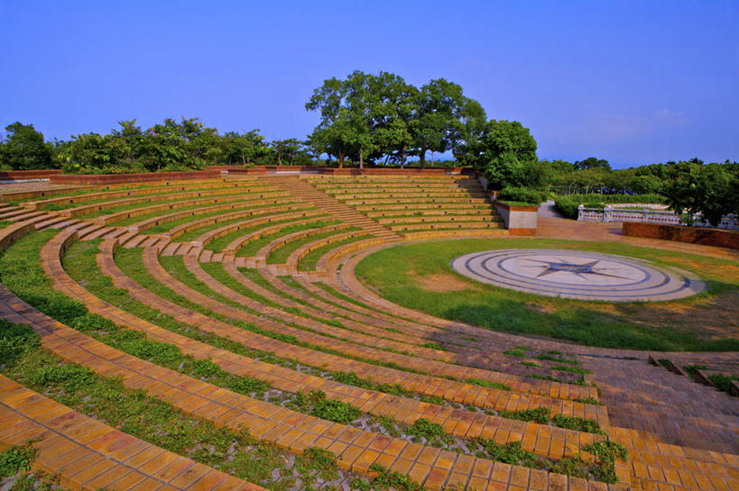 东方人,站,走,横图,室外,白天,正面,旅游,度假,草地,草坪,美景,植物,楼梯,台湾,中国,亚洲,一排,许多,行人,游客,游人,阴影,服装,整齐,光线,螺旋,影子,阶梯,景观,云,云朵,许多人,云彩,注视,休闲装,黄种人,娱乐,路人,旅客,台阶,草,树,树木,排列,衣服,蓝色,绿色,白云,蓝天,天空,阳光,自然,天,观察,看,站着,一群人,享受,休闲,休闲服,景色,放松,服饰,生长,晴朗,成长,观看,察看,队列,关注,自然风光,东亚,高雄市,高雄都会公园,港澳台,中华人民共和国,台湾省,高雄,过客,男人,男性,女人,女性,中年男性,中年女性,亚洲人,晴空,步行,散步,站立,走路,彩图,全身,都会公园,台