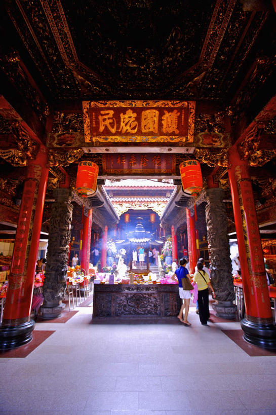 东方人,站,竖图,室外,白天,仰视,旅游,度假,名胜古迹,标志建筑,地标,建筑,雕塑,台湾,中国,亚洲,行人,游客,游人,服装,遗迹,艺术,装饰,标志,雕刻,牌匾,文字,香炉,字符,许多人,注视,休闲装,黄种人,古迹,文化,文物,娱乐,标识,建设,古建筑,路人,旅客,衣服,红色,工艺品,观察,看,祈祷,站着,一群人,享受,休闲,休闲服,汉字,旅游胜地,放松,许愿,宗教,服饰,信仰,观看,纪念,祈求,美术,祭奠,祭祀,察看,关注,中文,主题,祭坛,陈列,古文明,东亚,港澳台,中华人民共和国,功能,美学,国文,华文,台湾省,台中,台中市,敬拜,过客,男人,男性,年轻男性,年轻女性,女人,女性,亚洲人,站立,半身,彩图,低角度拍摄,镇澜宫,大甲区,台