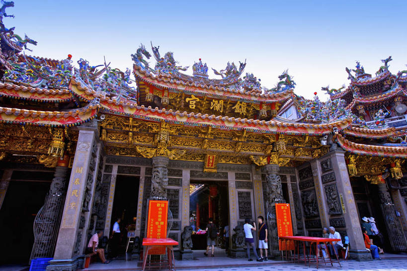 东方人,站,坐,走,横图,室外,白天,正面,旅游,度假,名胜古迹,标志建筑,地标,建筑,雕塑,台湾,中国,亚洲,行人,游客,游人,阴影,服装,遗迹,艺术,装饰,光线,标志,雕刻,牌匾,瓦片,文字,影子,字符,屋顶,许多人,顶棚,瓦,注视,休闲装,黄种人,古迹,文化,文物,娱乐,标识,建设,古建筑,路人,旅客,衣服,蓝色,蓝天,天空,阳光,工艺品,天,观察,看,站着,一群人,享受,休闲,休闲服,汉字,旅游胜地,放松,建造,服饰,晴朗,观看,纪念,美术,察看,关注,中文,主题,陈列,古文明,东亚,屋瓦,万里无云,港澳台,中华人民共和国,功能,美学,国文,华文,台湾省,台中,台中市,过客,男人,男性,年轻男性,年轻女性,女人,女性,亚洲人,晴空,晴空万里,步行,散步,站立,走路,坐着,半身,彩图,镇澜宫,大甲区,台