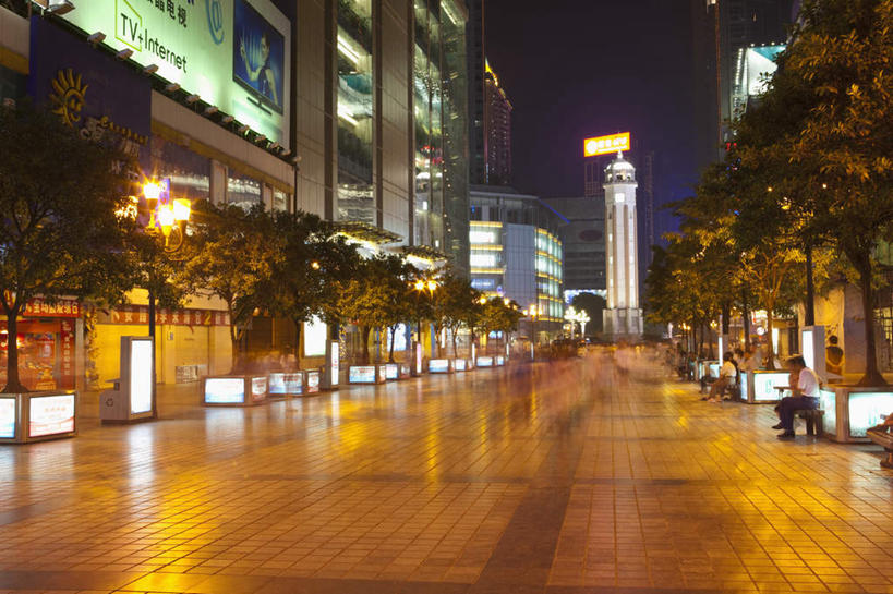 东方人,一个人,高楼大厦,坐,横图,室外,夜晚,侧面,旅游,度假,植物,标志建筑,大厦,道路,地标,建筑,路,路灯,摩天大楼,夜景,公路,照明,重庆,中国,亚洲,仅一个男性,仅一个人,一排,许多,阴影,服装,整齐,光线,影子,纪念碑,灯光,交通,注视,休闲装,黄种人,娱乐,建设,灯,树,树木,排列,仅一个年轻男性,衣服,绿色,自然,观察,看,享受,休闲,休闲服,旅游胜地,放松,服饰,生长,成长,观看,纪念,留念,照亮,察看,照明设备,队列,关注,怀念,东亚,渝中区,中华人民共和国,西南地区,重庆市,渝,记念,重庆纪念碑,男人,男性,年轻男性,亚洲人,马路,坐着,彩图,全身,大楼,高层建筑,高楼,摩天楼