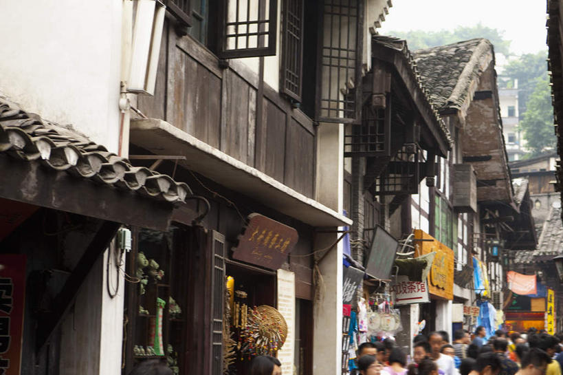 东方人,商店,栏杆,站,走,横图,室外,白天,仰视,旅游,度假,名胜古迹,窗户,标志建筑,地标,建筑,重庆,中国,亚洲,行人,游客,游人,阴影,服装,遗迹,光线,瓦片,影子,屋顶,围栏,许多人,顶棚,瓦,注视,休闲装,黄种人,古迹,文物,娱乐,建设,商铺,古建筑,护栏,路人,旅客,衣服,阳光,观察,看,站着,一群人,享受,休闲,休闲服,旅游胜地,放松,建造,服饰,观看,察看,关注,古文明,东亚,屋瓦,磁器口,中华人民共和国,西南地区,重庆市,渝,沙坪坝区,市肆,商号,过客,男人,男性,年轻男性,年轻女性,女人,女性,亚洲人,步行,散步,站立,走路,半身,彩图,低角度拍摄,店铺,磁器口古镇