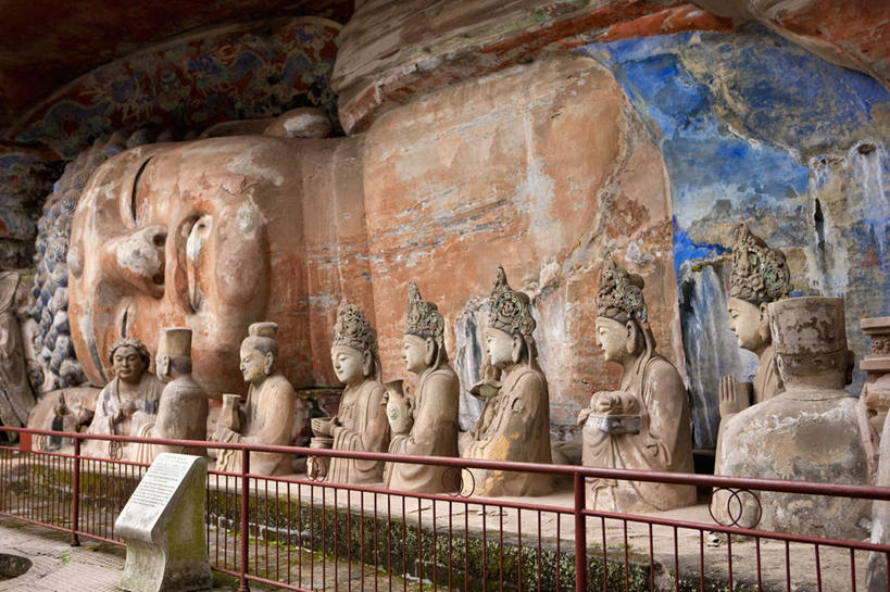 东方人,无人,坐,躺,闭眼,睡,盘腿,横图,室外,白天,正面,旅游,度假,名胜古迹,标志建筑,地标,建筑,雕塑,重庆,中国,亚洲,遗迹,艺术,装饰,雕刻,雕像,许多人,黄种人,古迹,文物,娱乐,建设,古建筑,石雕,工艺品,一群人,享受,休闲,旅游胜地,放松,纪念,美术,主题,陈列,古文明,东亚,大足县,宝顶山,中华人民共和国,西南地区,功能,美学,重庆市,渝,宝顶山摩崖石刻,大足,大足区,卧着,男人,男性,中年男性,亚洲人,闭眼睛,闭着眼,闭着眼睛,困,困觉,盘腿而坐,盘膝,盘着腿的,盘着腿坐,寝息,双腿交叉,睡觉,躺着,卧,坐着,半身,彩图