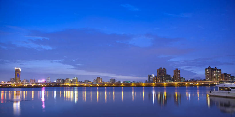 无人,高楼大厦,横图,全景,室外,夜晚,正面,度假,河流,美景,水,天际线,城市风光,城市,大厦,建筑,摩天大楼,夜景,照明,台湾,中国,亚洲,一排,许多,阴影,波纹,整齐,光线,影子,河水,景观,水流,建筑群,灯光,涟漪,娱乐,建设,灯,排列,倒影,水纹,天空,灯具,落地灯,波浪,天,享受,休闲,景色,放松,照亮,倒映,照明设备,队列,东亚,台北,港澳台,中华人民共和国,省会,水晕,台北市,台湾省,反照,彩图,大楼,高层建筑,高楼,摩天楼,淡水河,大稻埕码头,台