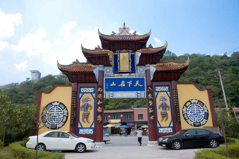 东方人,三个人,走,横图,室外,白天,仰视,旅游,度假,名胜古迹,森林,山,山脉,树林,植物,标志建筑,道路,地标,建筑,路,汽车,雕塑,长江三峡,重庆,中国,亚洲,行人,游客,游人,阴影,服装,遗迹,艺术,装饰,光线,标志,雕刻,牌匾,文字,影子,字符,山峰,云,云朵,小路,交通,山峦,云彩,黄种人,古迹,文化,文物,娱乐,标识,建设,古建筑,路人,旅客,车,树,树木,衣服,蓝色,绿色,白云,蓝天,天空,阳光,自然,工艺品,交通工具,轿车,群山,天,享受,休闲,汉字,旅游胜地,放松,服饰,生长,晴朗,成长,纪念,美术,衣着,穿着,中文,载具,主题,陈列,古文明,东亚,湖北,湖北省,中华人民共和国,西南地区,功能,美学,国文,华文,重庆市,渝,丰都县,奉节县,巫山县,华中地区,鄂,宜昌,宜昌市,恩施,恩施州,恩施土家族苗族自治州,衣饰,过客,巴东县,男人,男性,女人,女性,中年男性,中年女性,亚洲人,晴空,步行,散步,走路,彩图,低角度拍摄,全身,白帝城,丰都,丰都鬼城,酆都鬼城,鬼城,南津关,幽都,秭归,秭归县