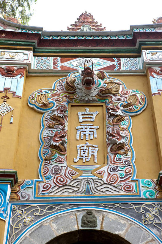 无人,竖图,室外,白天,仰视,旅游,度假,美景,名胜古迹,标志建筑,地标,建筑,长江三峡,重庆,中国,亚洲,遗迹,装饰,标志,雕刻,文字,字符,墙,景观,古迹,文物,娱乐,标识,建设,古建筑,墙壁,墙面,自然,享受,休闲,汉字,旅游胜地,景色,放松,华丽,修饰,点缀,中文,自然风光,古文明,东亚,湖北,湖北省,中华人民共和国,西南地区,衬托,美观,雅致,雅观,国文,华文,重庆市,渝,奉节县,巫山县,华中地区,鄂,宜昌,宜昌市,恩施,恩施州,恩施土家族苗族自治州,雕镂,雕琢,镌刻,巴东县,彩图,低角度拍摄,白帝城,瞿塘峡,夔峡,南津关,秭归,秭归县